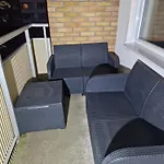 En Nyrenoverad Laegenhet Med 2 Sovrum